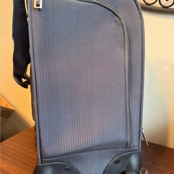 Samsonite Underseat Carry-On Spinner with USB Port - Used - Picture 7 of 7